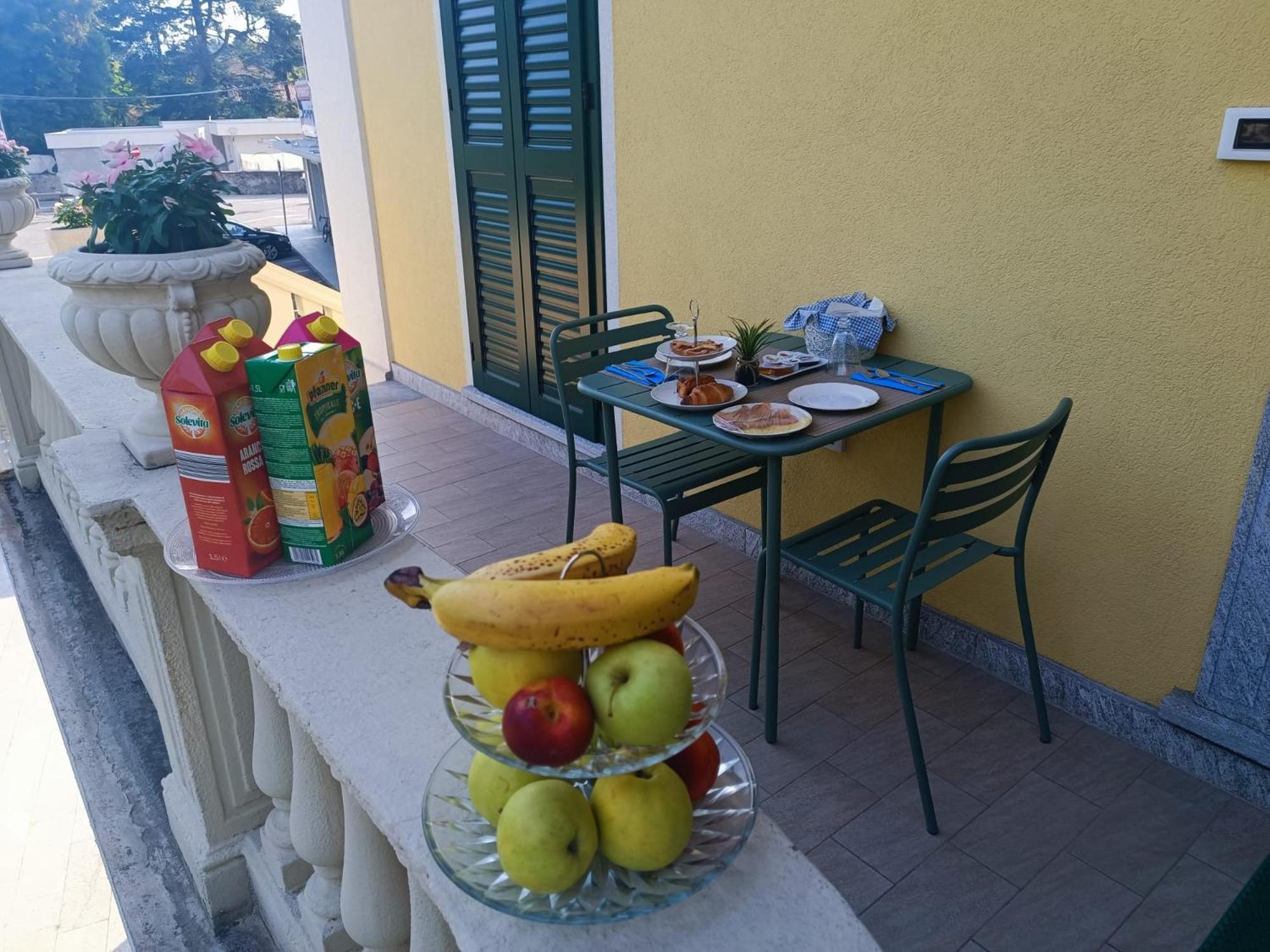B&B Villa Preziosa Lago Maggiore Lesa Buitenkant foto